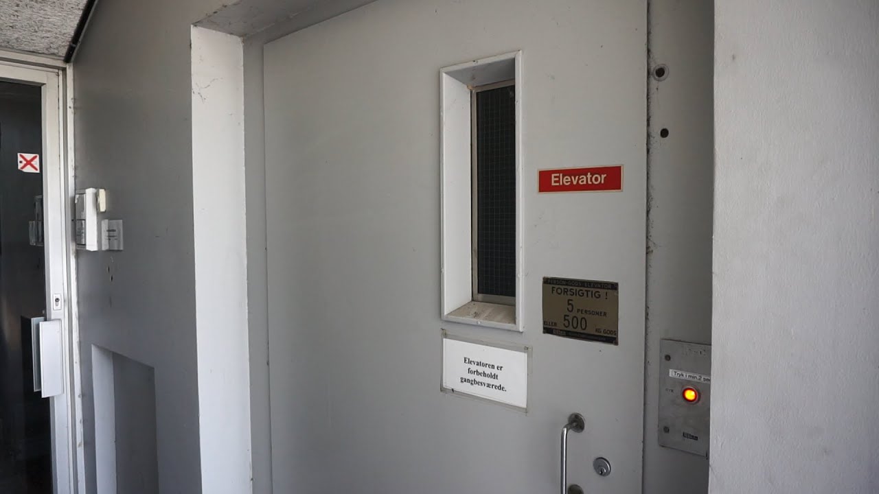 Very small 1967 Lifton hydraulic elevator without inner doors @ Slotsalle 11, Kolding, Denmark