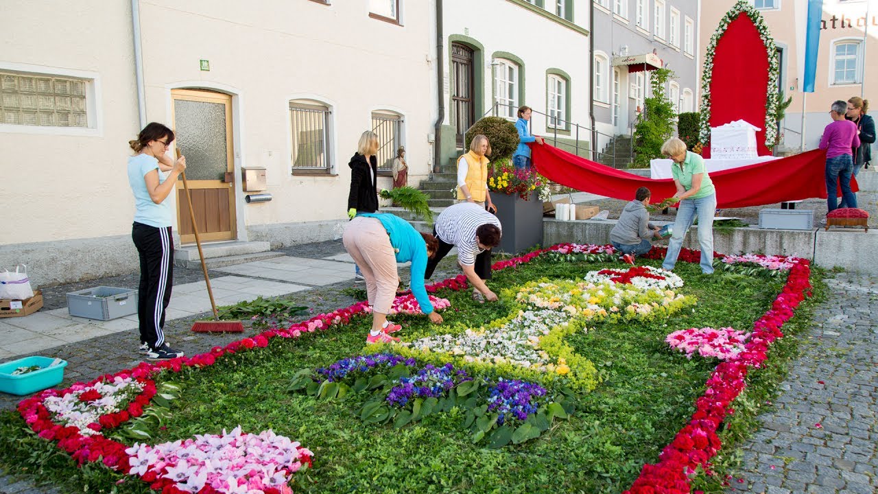 Blumenprächtige Fronleichnamsprozession: Tradition in Bayern