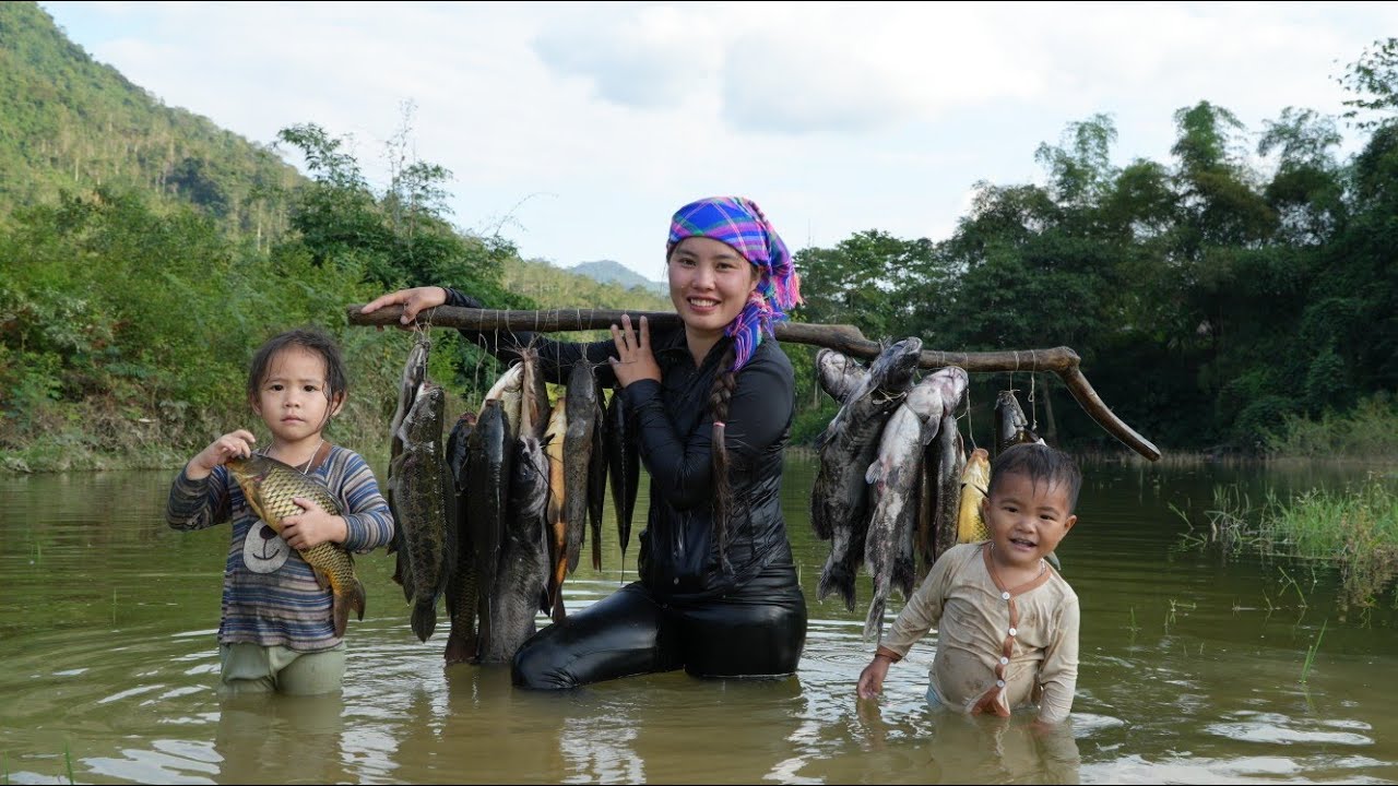Catch fish, trap fish, harvest giant fish to sell at the market - buy fruit for two children to eat