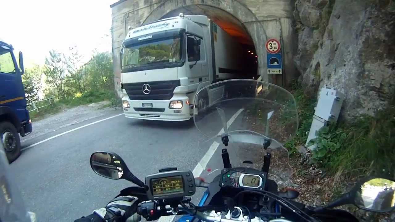LKWs und kleine Passstra&szlig;en