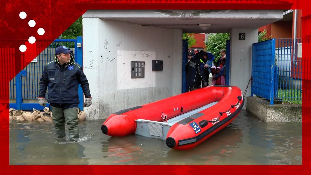 Allagamenti diffusi a Ponte Lambro, quartiere a sud-est di Milano: soccorsi a persone con gommoni