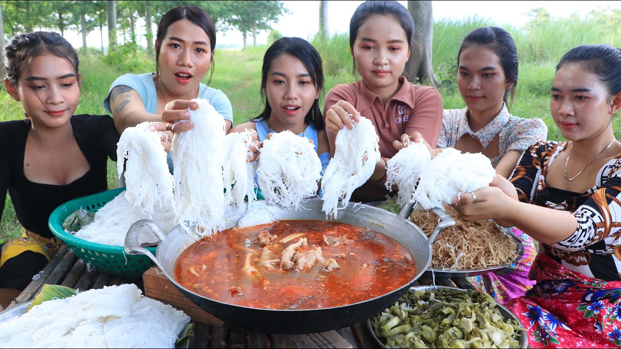Amazing cooking noodle with curry with chicken feet and vegetable recipe - Amazing video