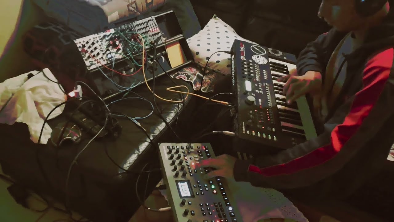 tribe tekno liveset with elektron analog four mk2 , analog keys and eurorack system. 🅷🆅🆁🆃🅻🅳🆅🆂🅽