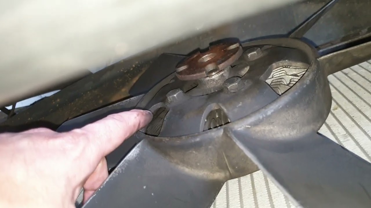 Замена водяного насоса W123 Diesel