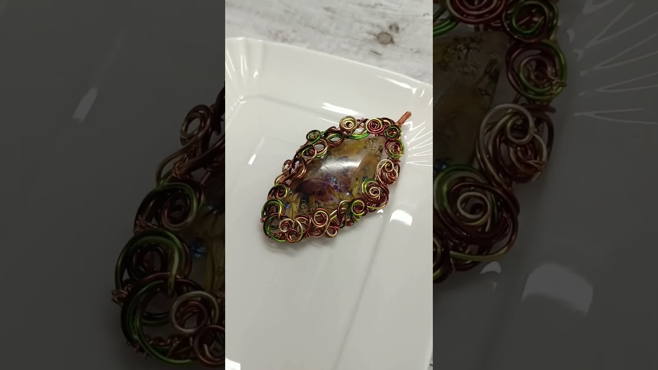 Creazioni Seconda Parte | Cuori e Navette in Resina Cangiante incastonati con Filo Multicolore