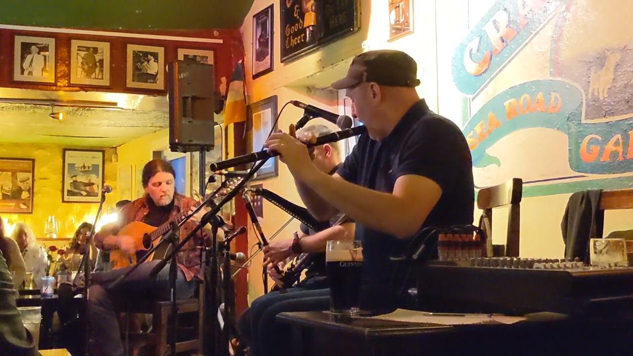 Leonard Barry with Mike Mcgoldrick and Seamie O'Dowd. Crane Bar , Galway. Apr 24 2024.
