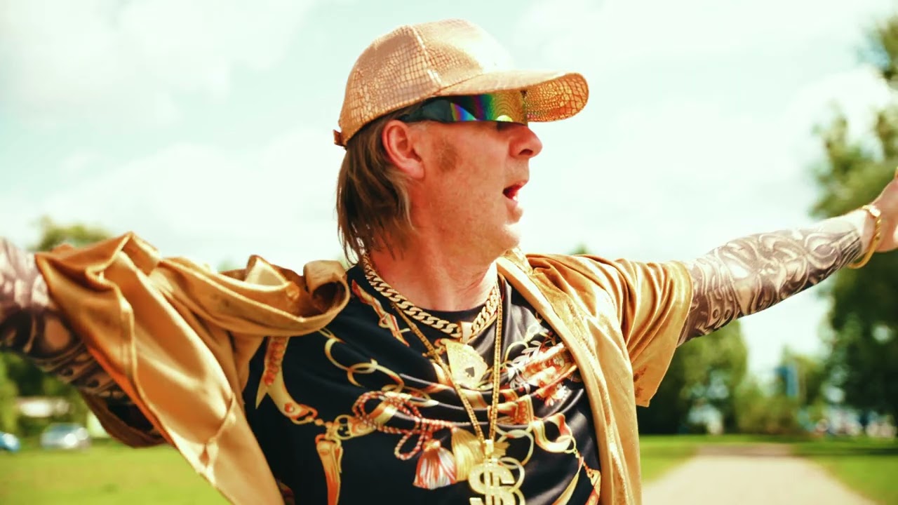 Axel Stern - Thrombosestrümpfe [OFFIZIELLES MUSIKVIDEO]