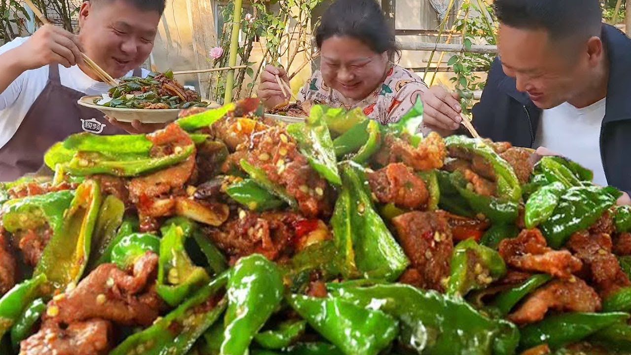 小舅媽來找老二吃辣椒炒肉，大哥熱情款待，三個人吃得笑哈哈！【鐵鍋視頻】