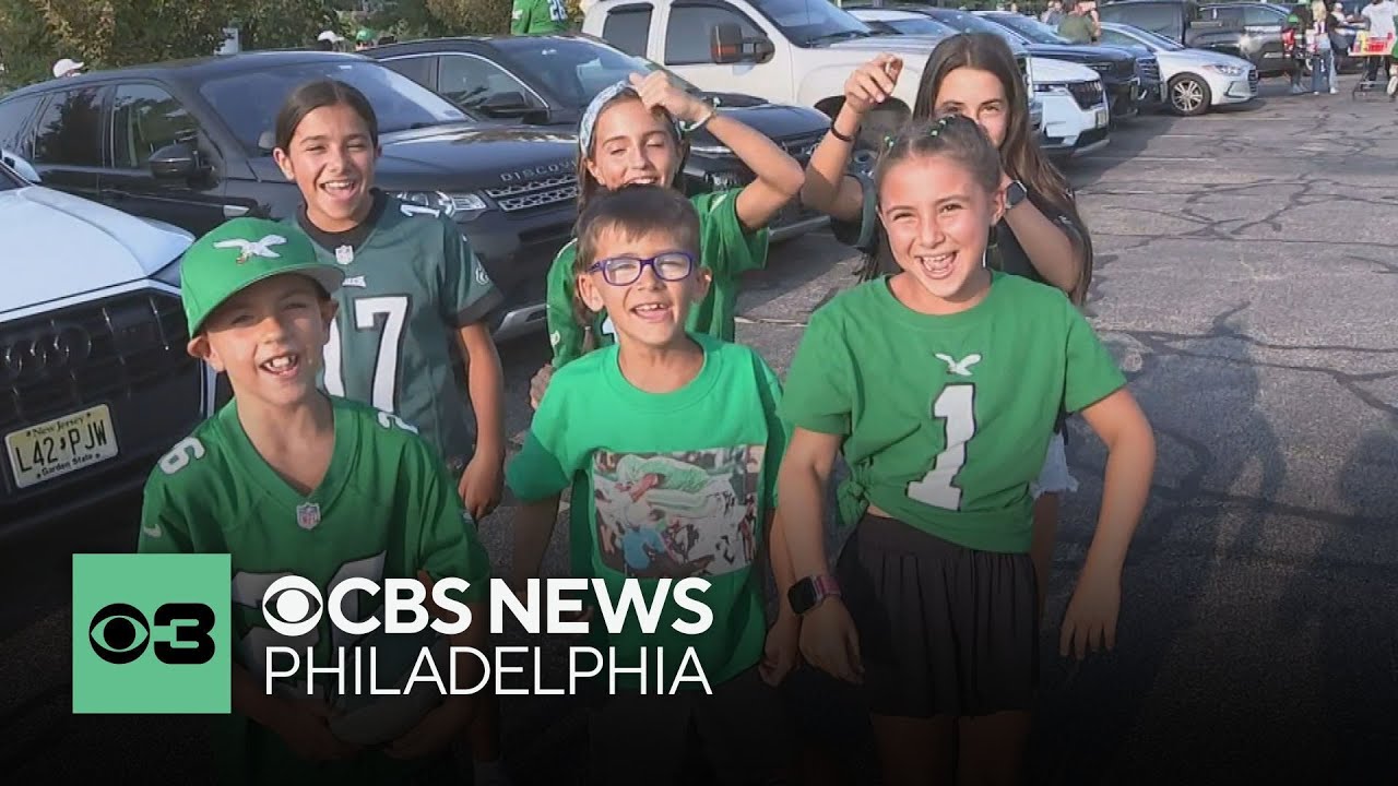 Fans celebrate as Eagles football returns to South Philadelphia