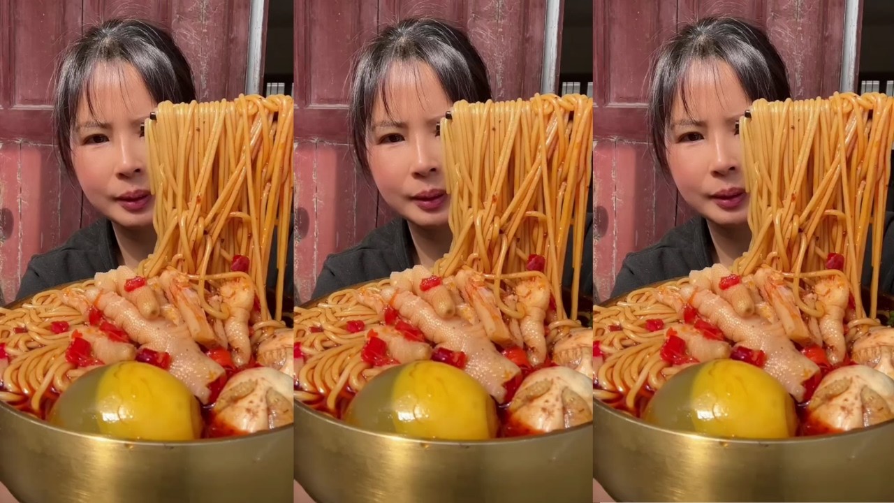 Rural Food Mukbang – Enjoy Eating Spicy Malatang Noodles with Chicken Feet
