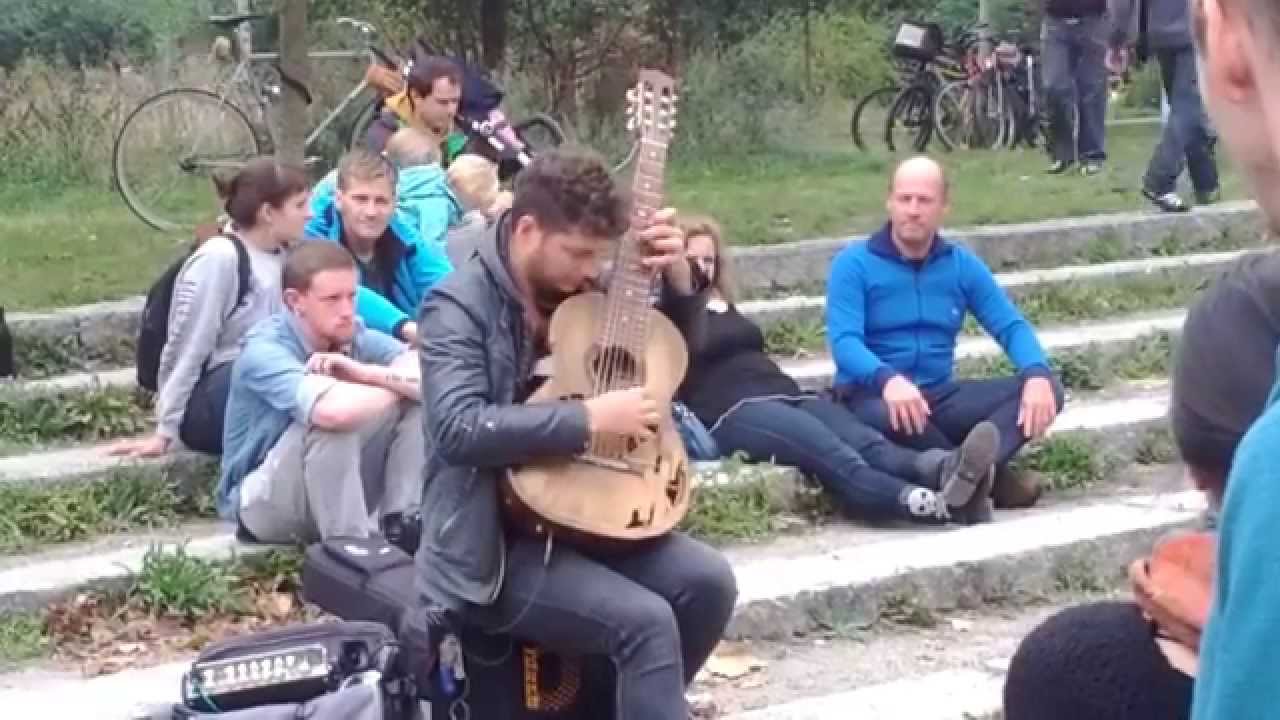 armer Straßenmusiker in Berlin mit kaputter Gitarre | Tom Ward