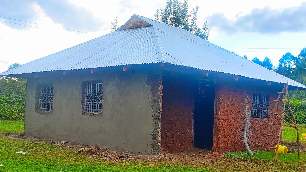 Procedure for building a mud house in the village of Kenya @judithdownthevillages