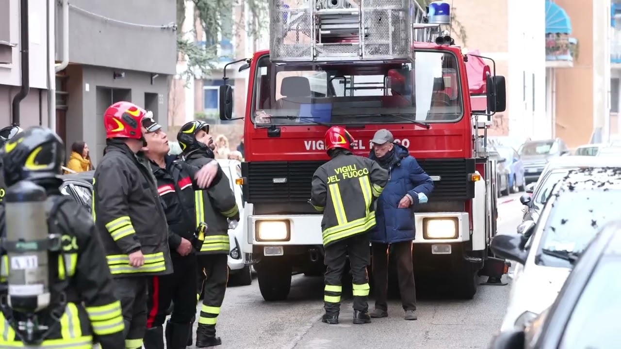 Ferrara, incendio in condominio: appartamento distrutto dalle fiamme