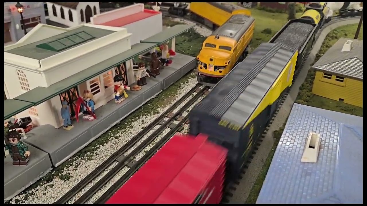 MTH Railking Chessie System CSX 1973 pulling Long Freight train.