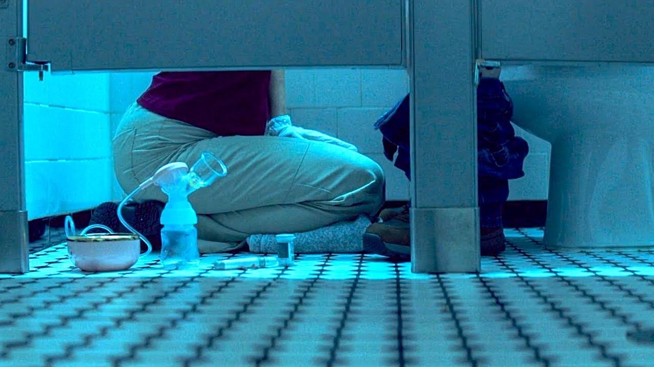 Бұл әйел әжетханада ер адамдардың ұрықтарын алып, оларды өліктерді тірілту үшін қолданады