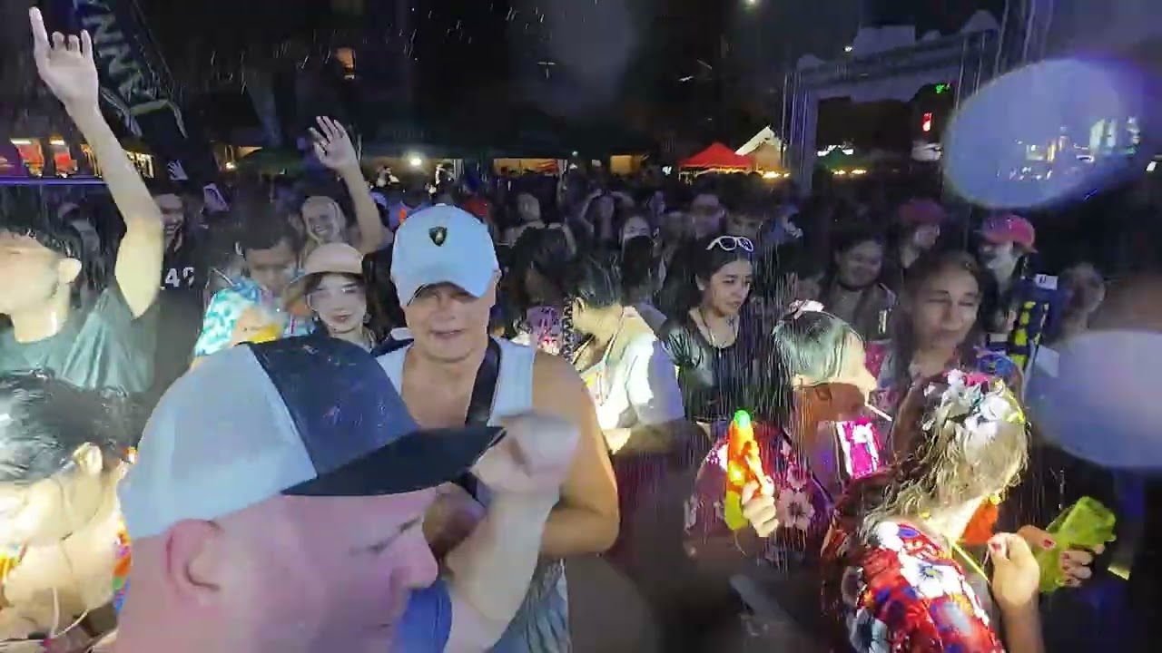 поотжигали с Алексом в Паттайе на Сонгкран