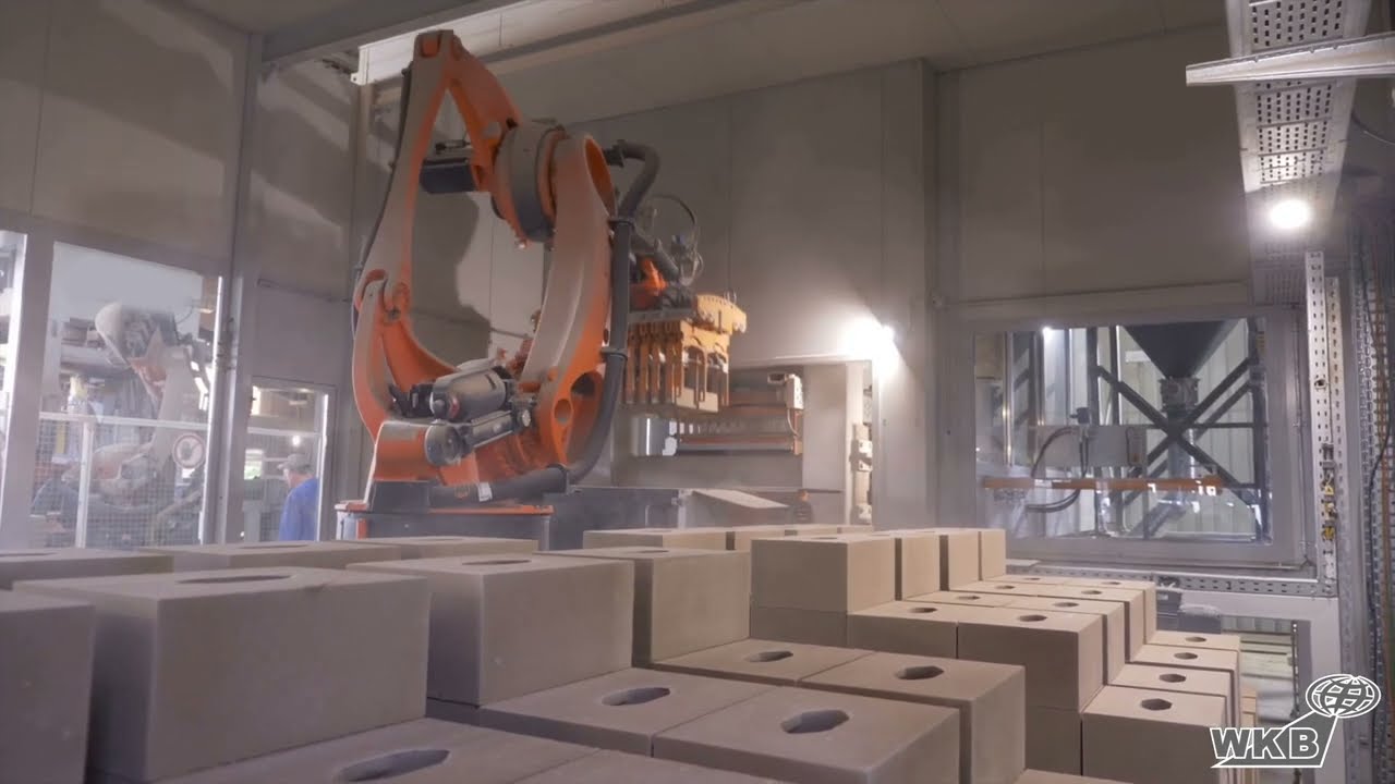 Sand lime brick press with a robot / Presse  zur Herstellung von Kalksandstein