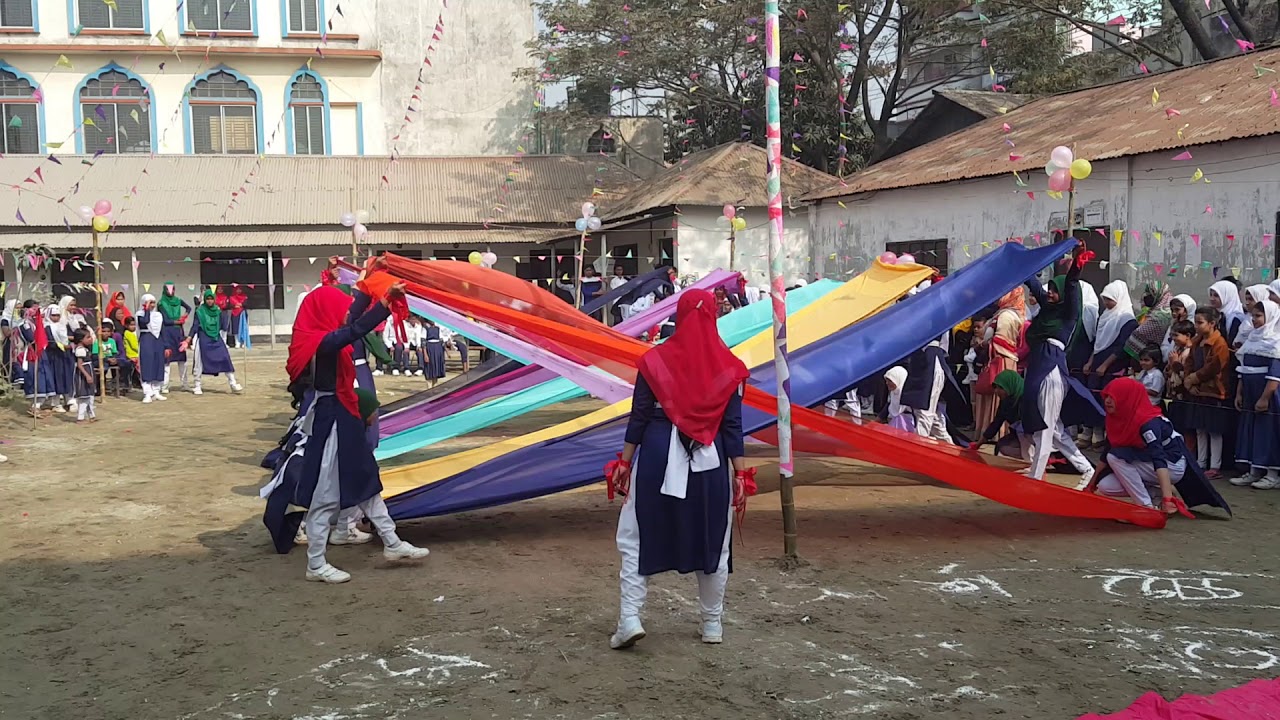 অসাধারণ একটি শাড়ী ডিসপ্লে যার আশায় সবাই ছিল।