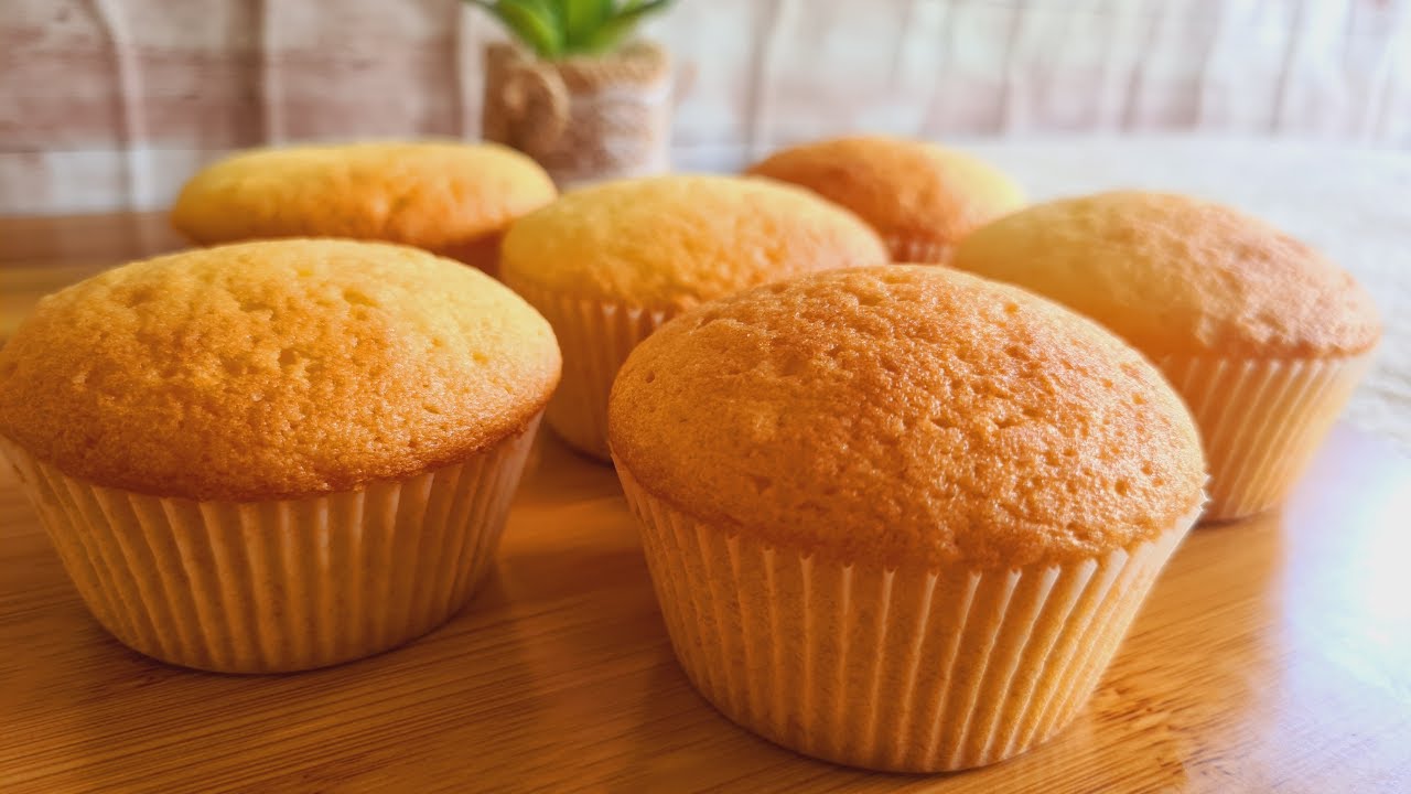 Vanilla Cupcakes | Fluffy and Easy Recipe