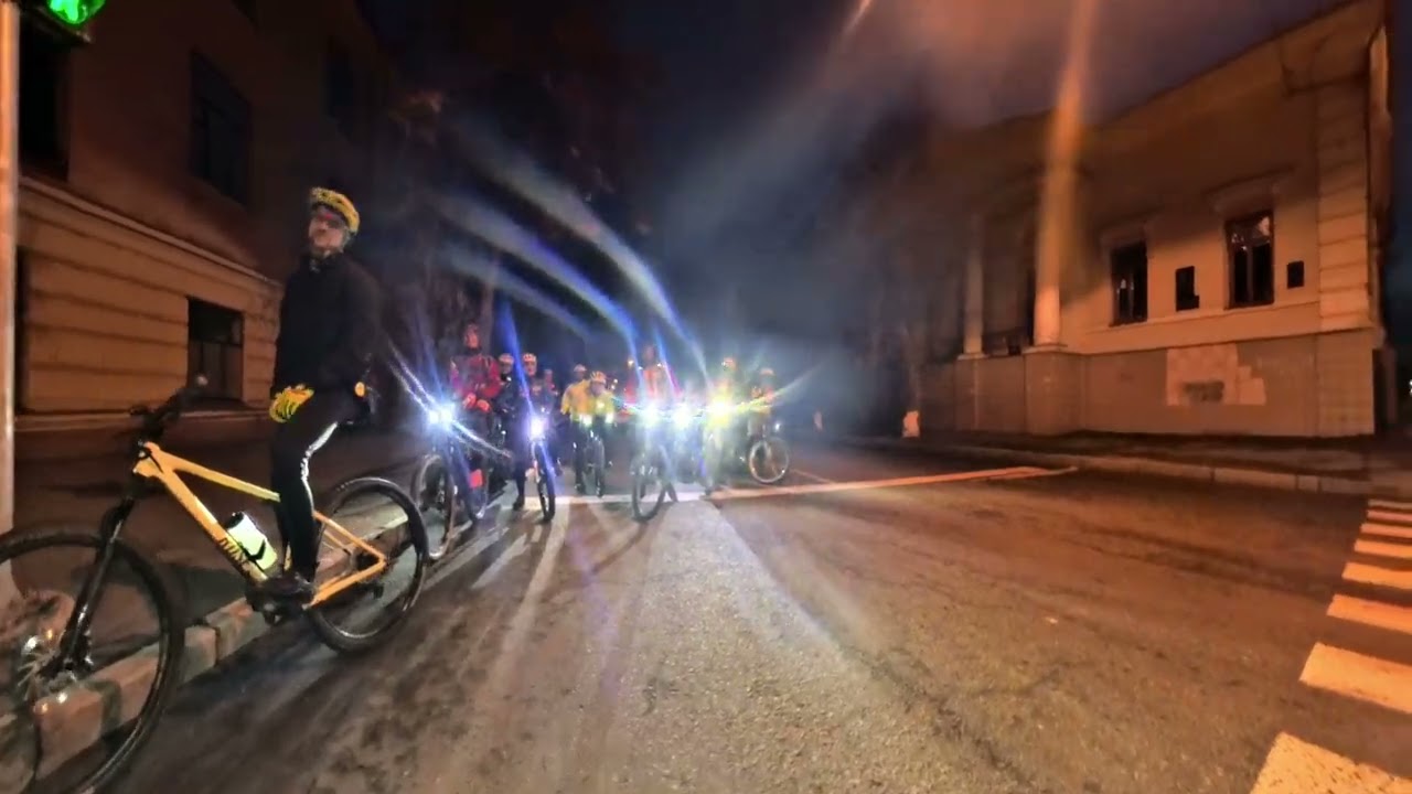 Второстепенными улицами ночного Харькова пугаем проходих.