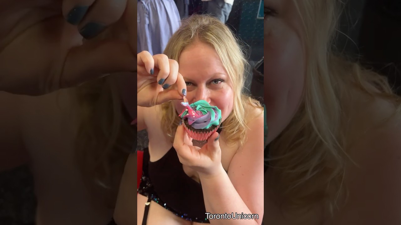 Dirty cupcake !? - first entrance moment 🤤
