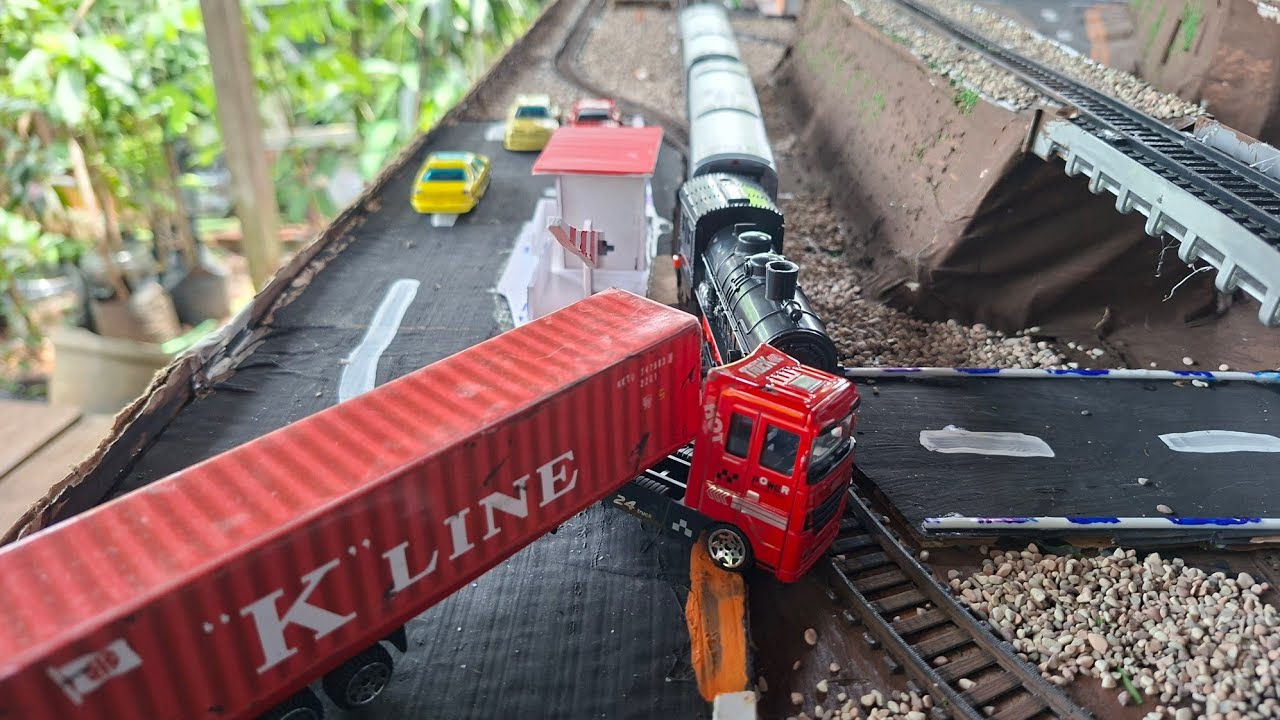 TRUK MERAH MELANGGAR PALANG PINTU KERETA API UAP SEDANG MELINTAS
