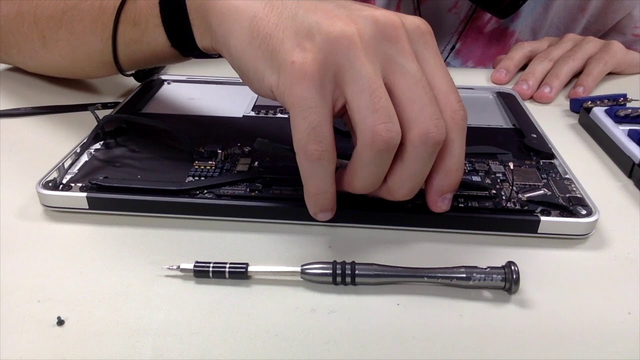 Complete Teardown of a 11' Macbook Air Mid-2013