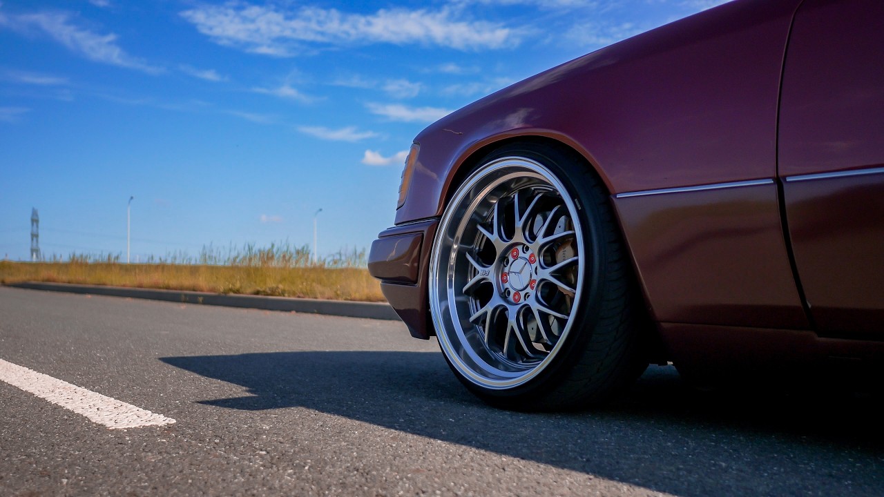 Mercedes W124 - Born to be stanced [4K]