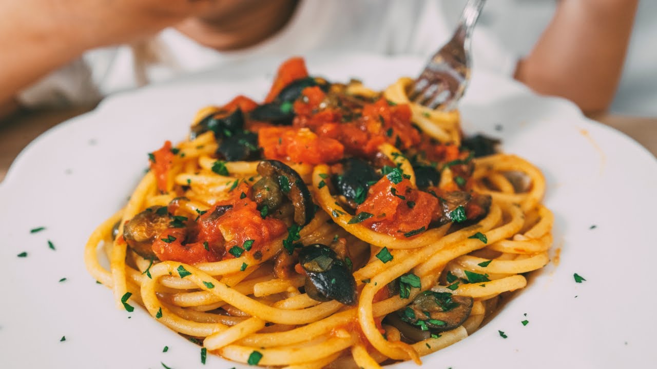 SPAGHETTI ALLA PUTTANESCA: LA VERA RICETTA ORIGINALE ( la migliore di sempre)