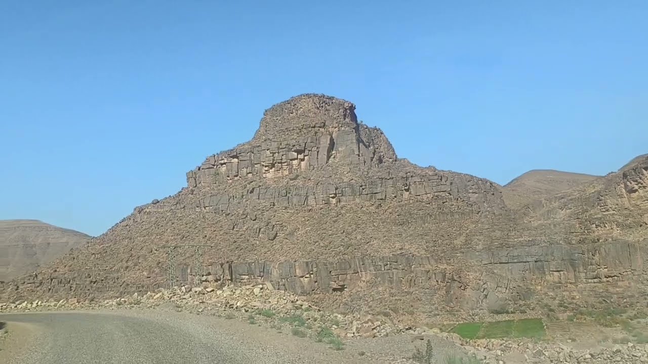 شاهد الطريق بين أيت يحيا بإقليم تنغير و قرية لوكمان بزكورة وسط جبال صاغرو