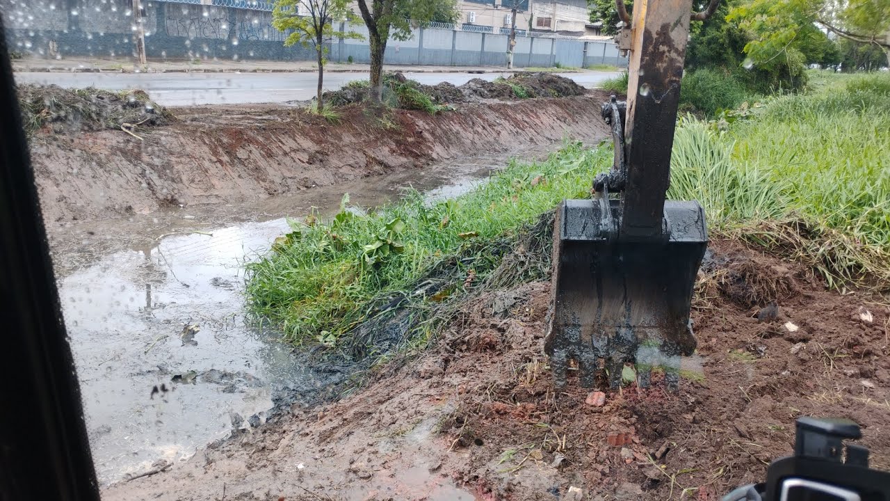 Agora vamos ter que limpar o  canal do córrego, um lado de cada vez, porque o braço não alcança.