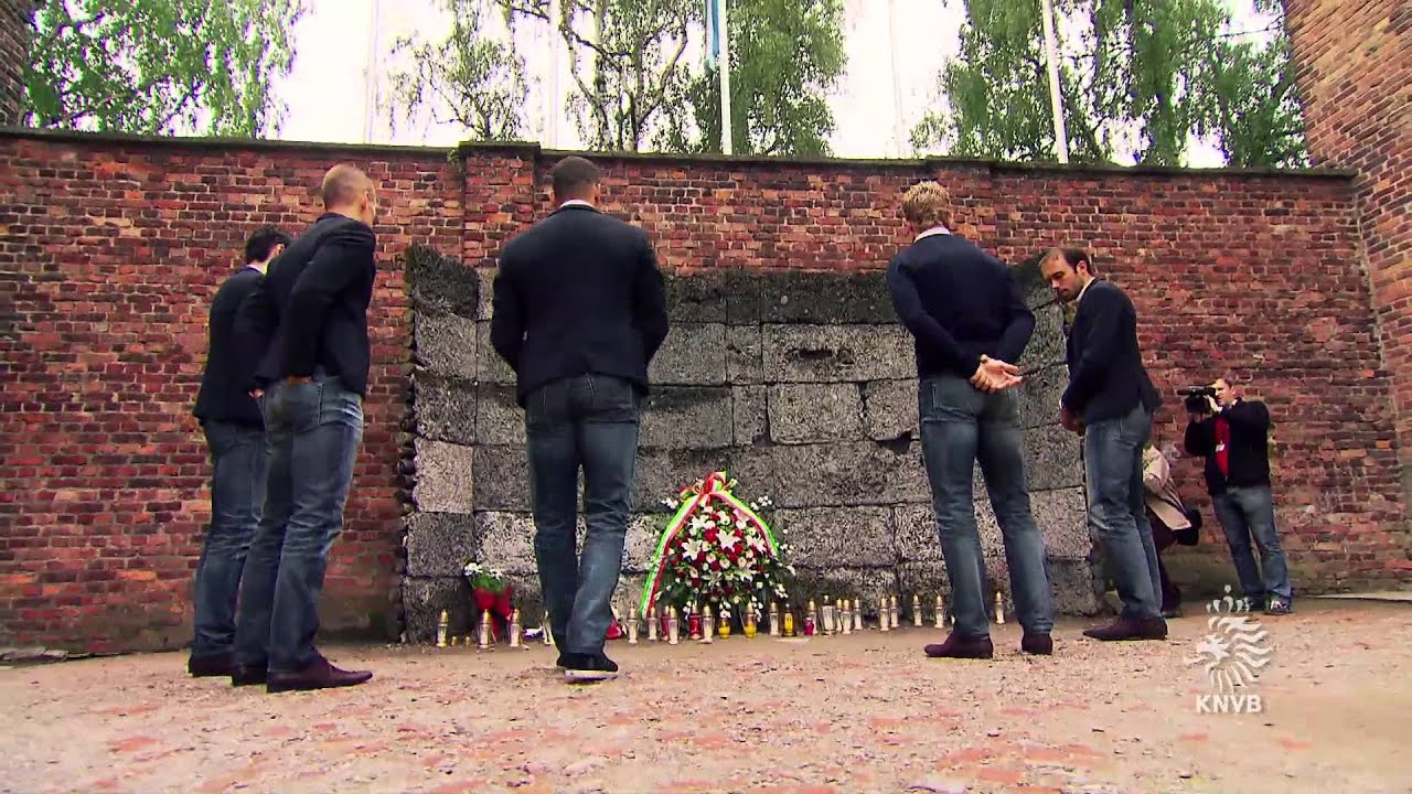 Oranje bezoekt Auschwitz-Birkenau (KNVB.TV)