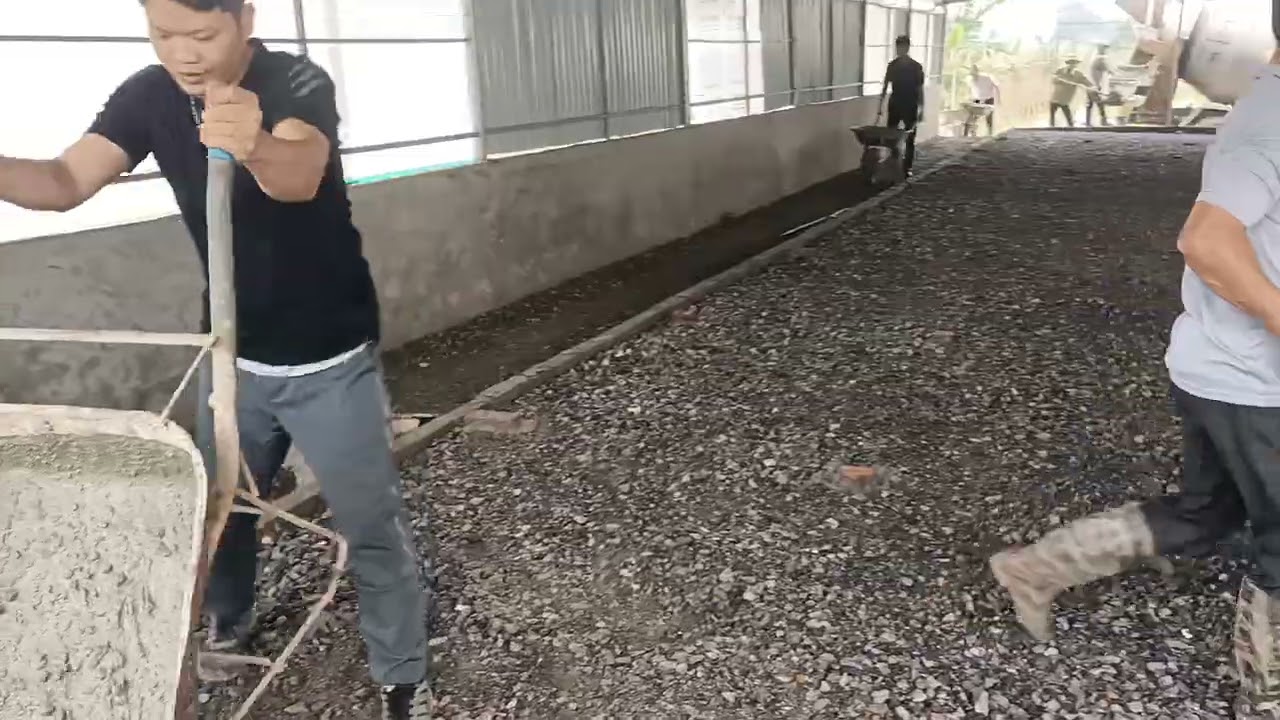 Đổ bê tông tươi,đông người làm nhanh xong