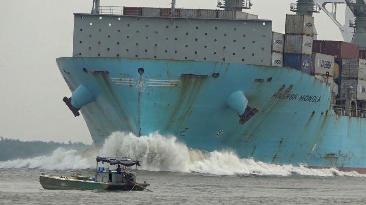 Shipspotting Beauty: MAERSK MONGLA Glides Through a Tight River Bend
