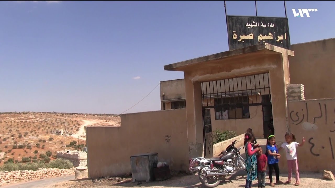 عائلات نازحة تقطن في المدارس بريف إدلب مهددة بالنزوح مع بدء العام الدراسي