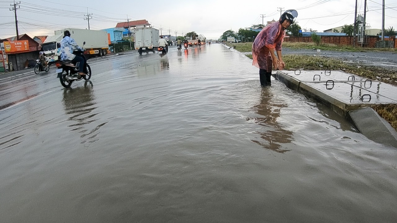 Drain Massive Flood Rain Clogged On Street