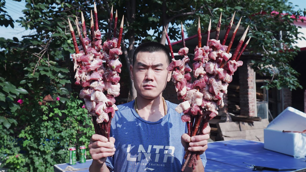 【食味阿远】阿远做&ldquo;红柳羊肉串&rdquo;，大块儿羊肉配羊油，滋滋冒油入口香流油 | Shi Wei A Yuan