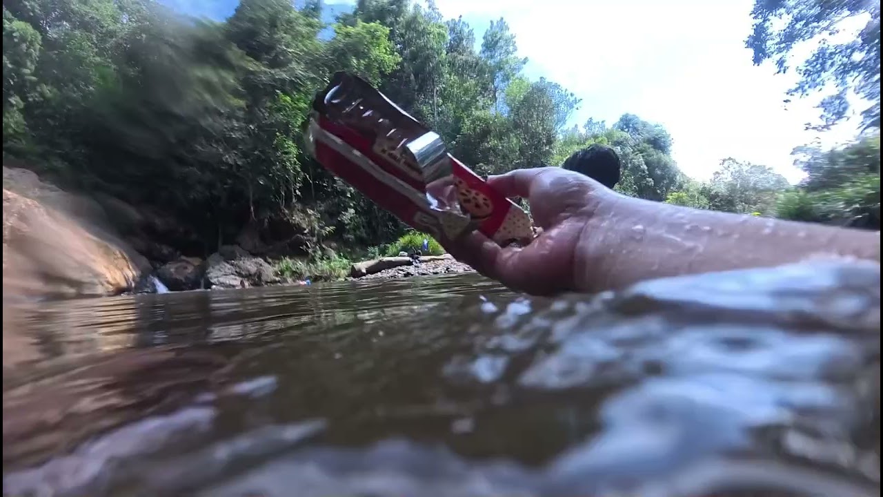 Kenikmatan mandi di sungai kalimantan