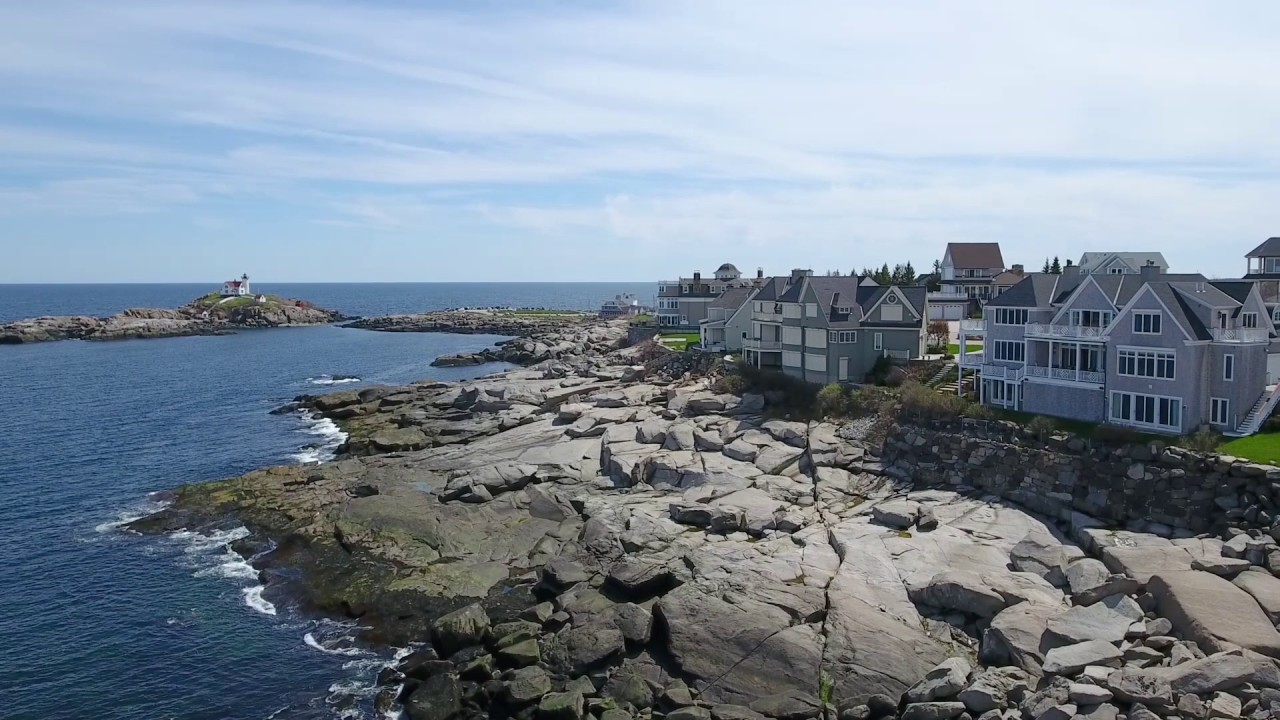 Grand Oceanfront Home at Lighthouse Watch in York, Maine