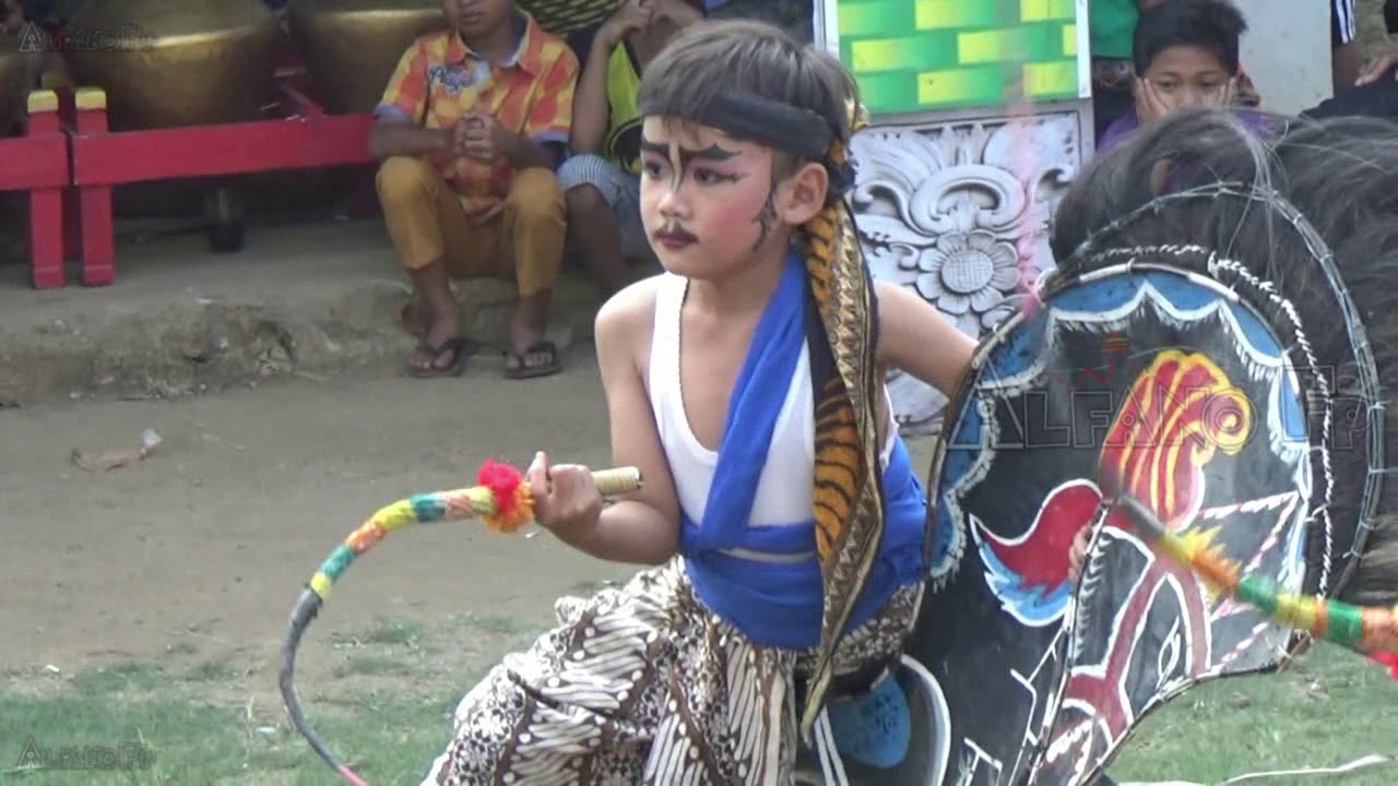 Kesenian jaranan / Kuda kepang Eko Doyo,penari cilik