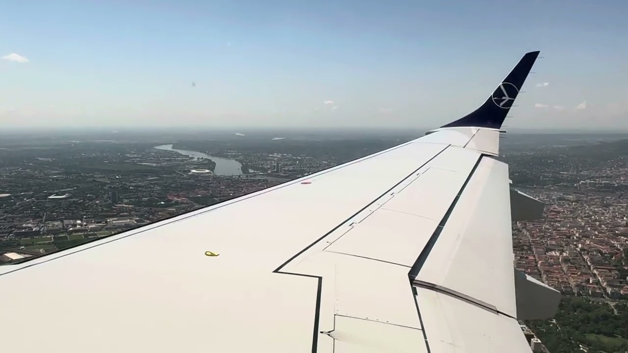 LOT Polish Airlines Embraer 195 landing in Budapest