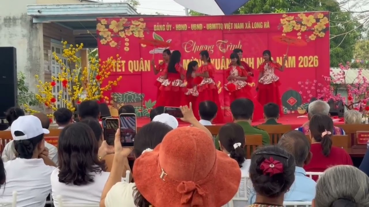 Tiết mục múa : Liên khúc xuân(Nắng có còn xuân-Xuân đẹp làm sao-Anh cho em mùa xuân)