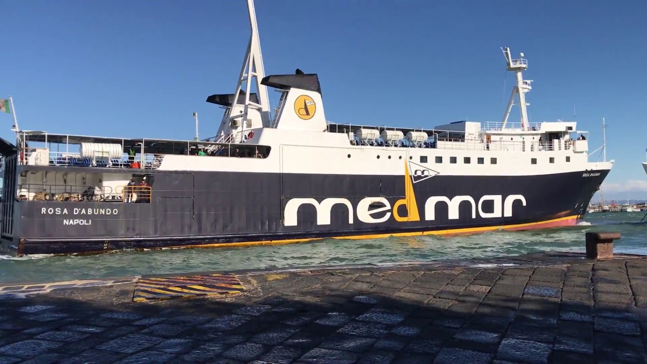 La Rosa D'Abundo della Medmar si arena nel porto di Procida 29/11/2016