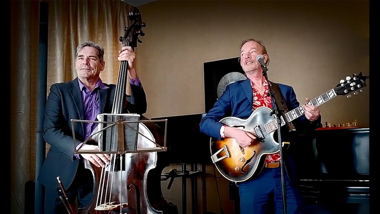 Optreden in Zorgcentrum in Maarssen. Klaas Fopma (zang/gitaar) met Harm Wijntjes (bas)