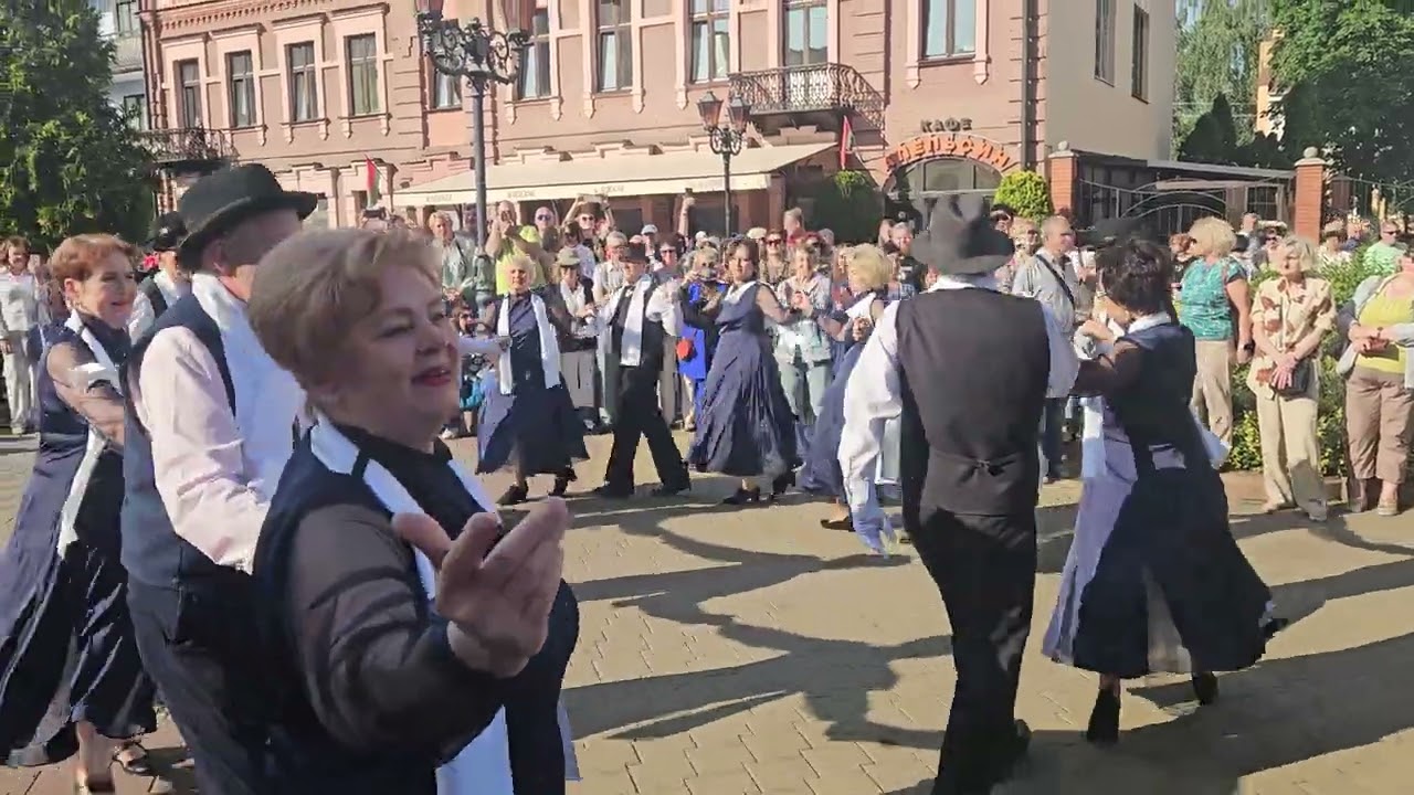 Тум балалайка. Танцуют все. Поёт Марина Житенёва.