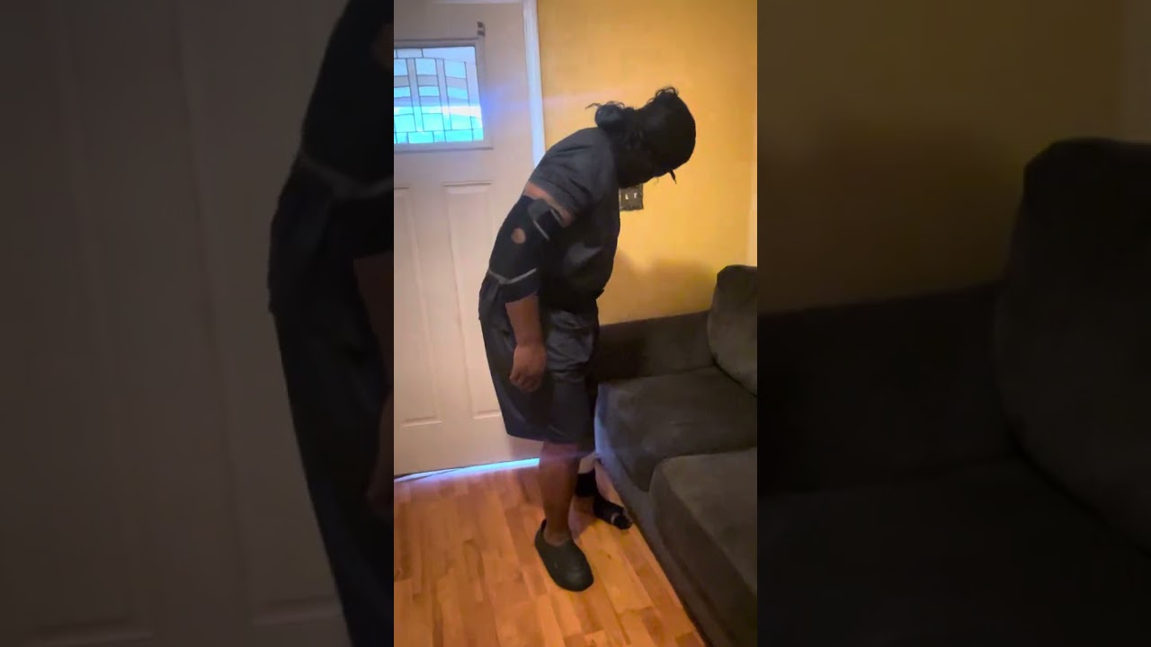 Жена пастора рассказывает ему о его брате, когда он возвращается домой.