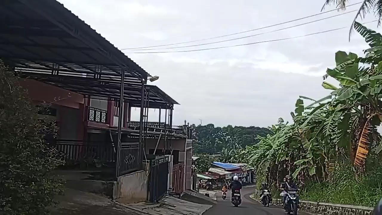 A walk through the countryside 🏍️