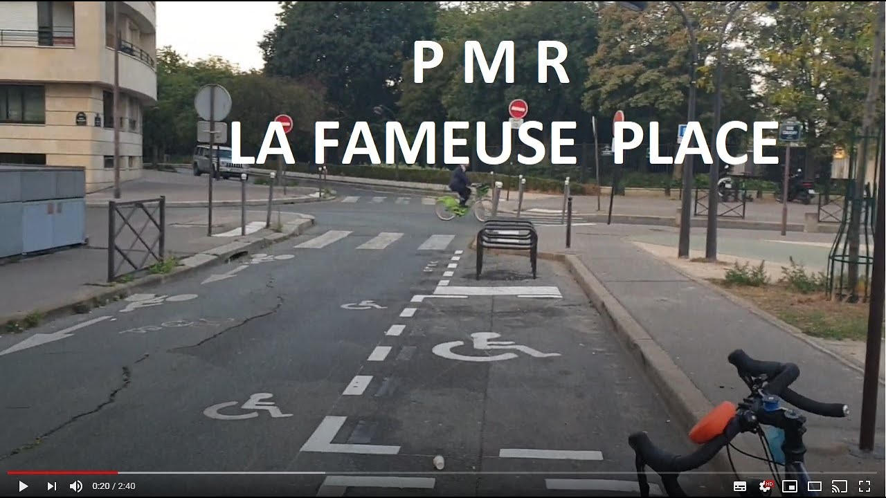 La fameuse place PMR, regarder au tour, un poteau, une place publique, espace, parc & jardins,