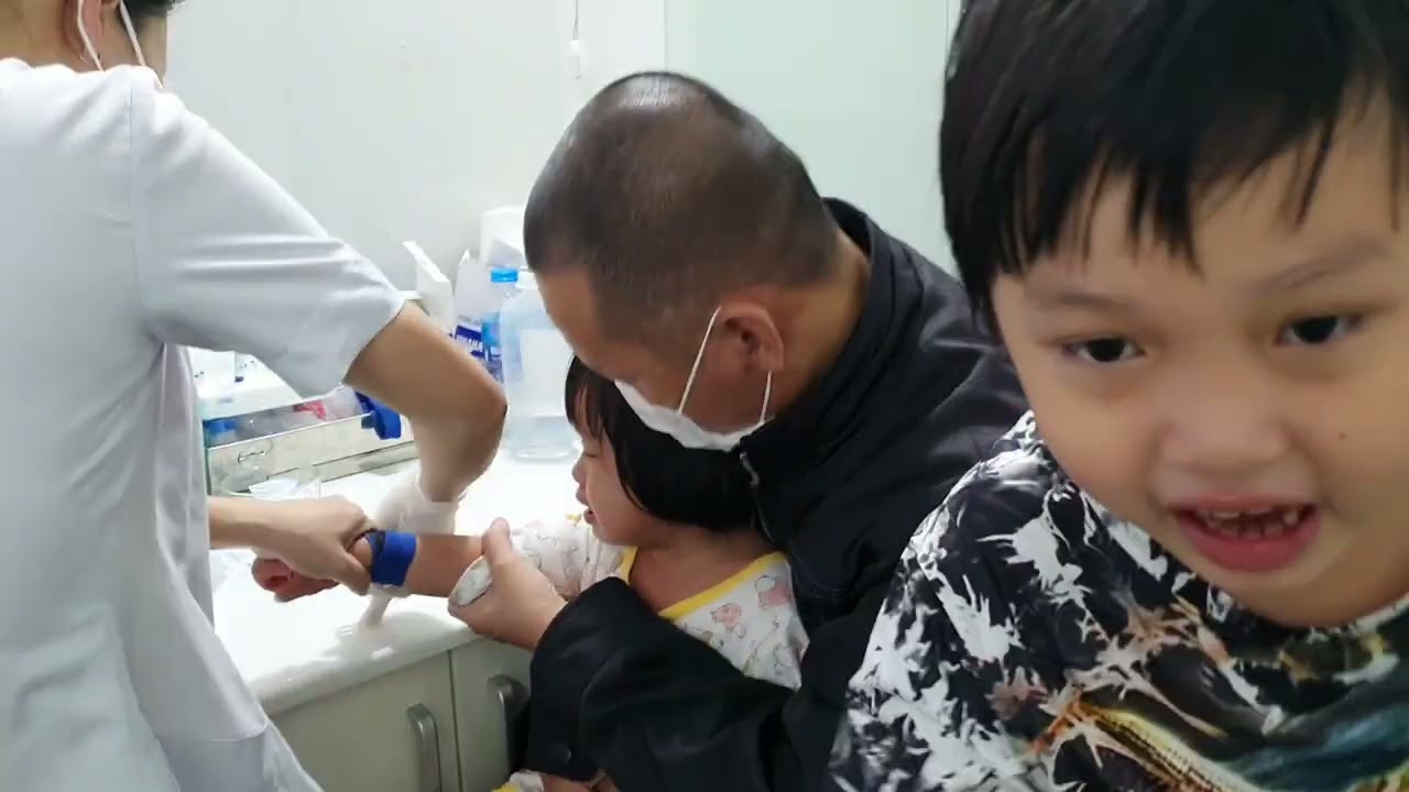 hai ann emđi khám bệnh