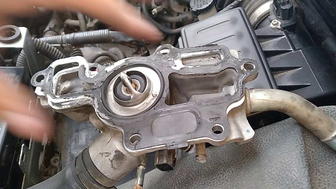 Cómo cambiar la Válvula de control del agua del Tiida 1.8L ( segundo termostato) Parte 2